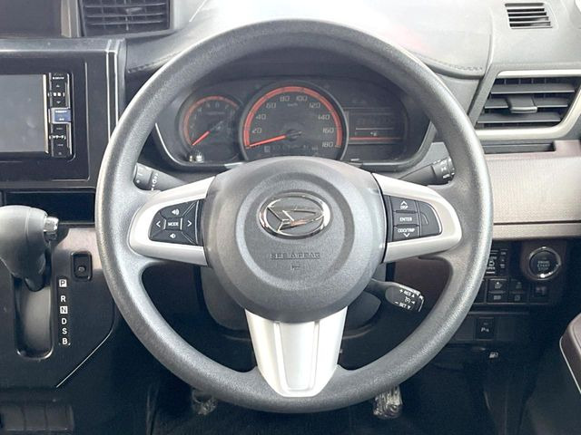 �C���e���A�ɍ��킹���f�U�C���̃X�e�A�����O�́A�^�]�������̂��Ƃ��l���A�^�]���₷���`��A�傫���ł��B�����x�A���ۂɐG���Ă��m���߂��������B