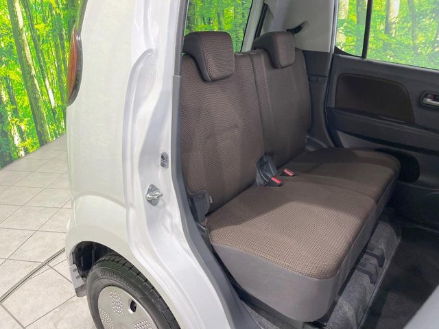 後部座席も気になるようなキズ・汚れやへたり等、大きなダメージはなく、良好な状態です。