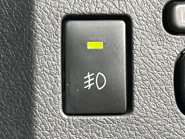 【オプションLEDフォグライト】悪天候や夜間走行時も良好な視界を確保し安心して運転できる高輝度LEDフォグライトを装備!点灯速度が早く、消費電力も抑えられています。