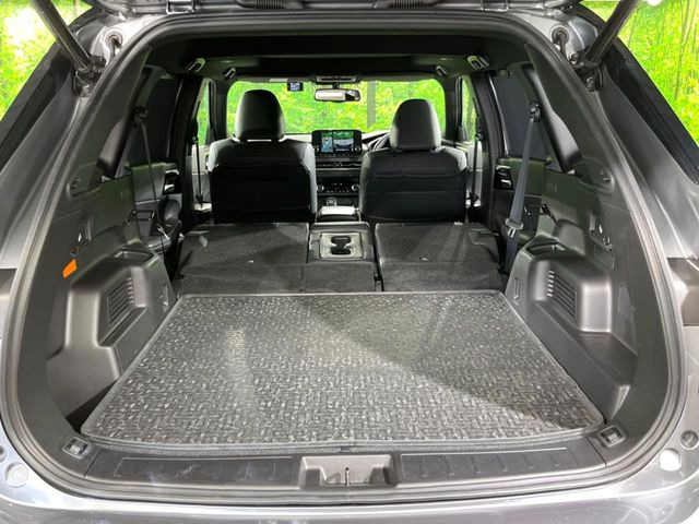 積み下ろしのしやすいデッキにはたっぷりと荷物を積み込んでいただけます。遊びから仕事まで、様々なシーンで頼れます♪