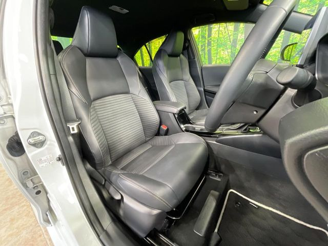 【ハーフレザーシート】高級感と座り心地を両立した人気のシート♪背面・座面のファブリック素材は、通気性の良さや滑りにくさに優れています。気温や服装に左右されず快適にお乗りいただけます。