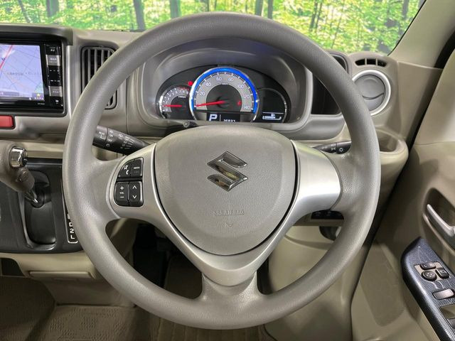 �C���e���A�ɍ��킹���f�U�C���̃X�e�A�����O�́A�^�]�������̂��Ƃ��l���A�^�]���₷���`��A�傫���ł��B�����x�A���ۂɐG���Ă��m���߂��������B