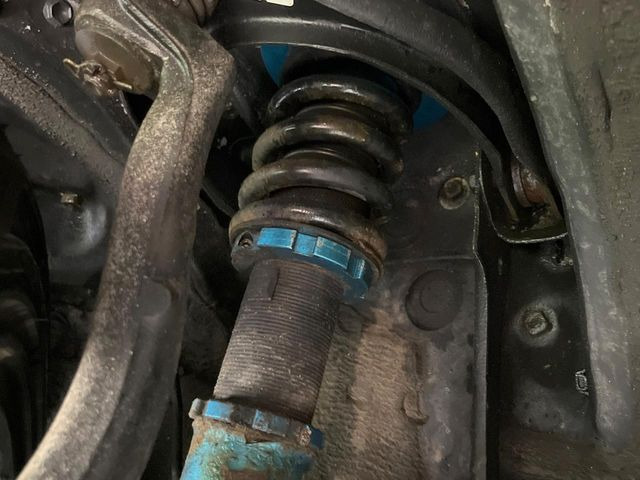 【IDEAL製車高調】車高が低くなり、スタイリッシュな見た目となっております。車両の重心が下がる事で、走行時の安定性も向上します♪