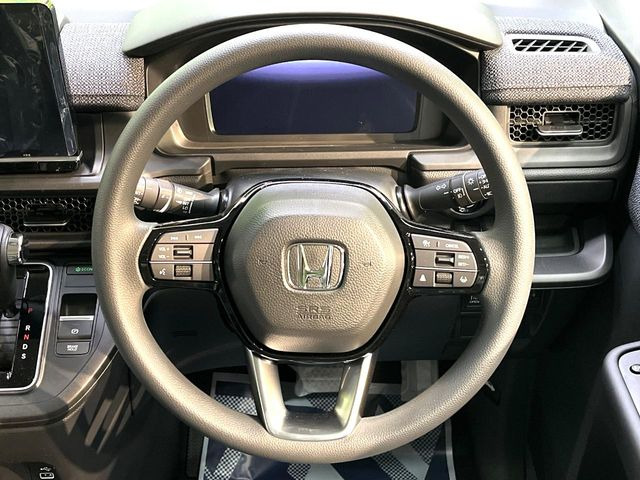 �C���e���A�ɍ��킹���f�U�C���̃X�e�A�����O�́A�^�]�������̂��Ƃ��l���A�^�]���₷���`��A�傫���ł��B�����x�A���ۂɐG���Ă��m���߂��������B