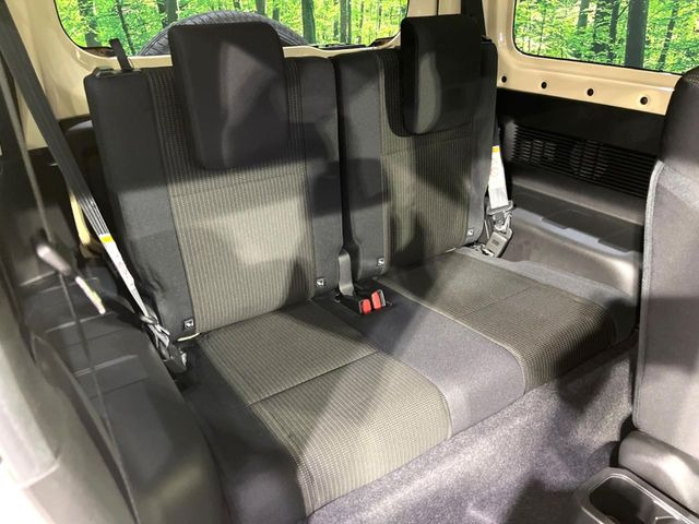 後部座席も気になるようなキズ・汚れやへたり等、大きなダメージはなく、良好な状態です。