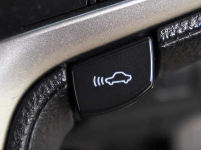 �Փˉ���x���^�v���N���b�V���Z�[�t�e�B�V�X�e�� �O���ɏo��������Q���ɑ΂��x��𔭂��A�h���C�o�[�Ɍx���B�����Ƀu���[�L�A�V�X�g�ɂ��Փˉ���Ƒ��x���y�����܂��B