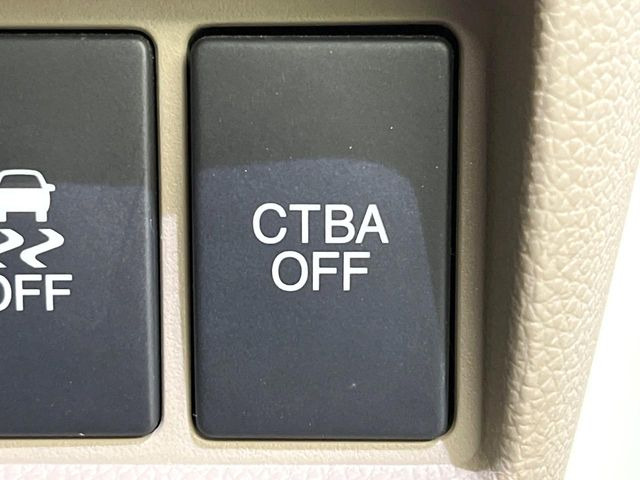 【シティブレーキアクティブシステム】低速走行中に前方の車両等を認識し、衝突しそうな時は警報とブレーキで衝突回避と被害軽減をアシスト。より安全にドライブをお楽しみいただけます。