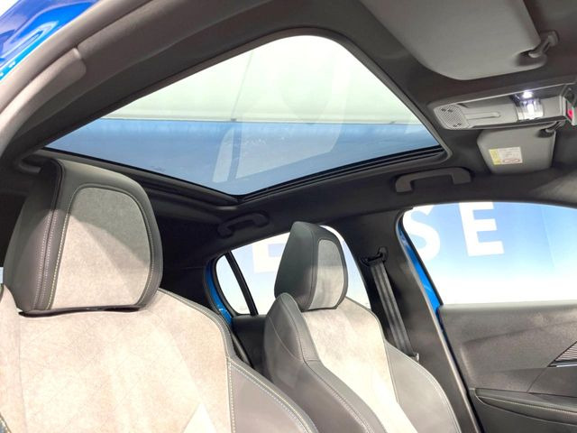 【ガラスルーフ】ガラスルーフ搭載で車内の解放感が一気にアップ!開放的なドライブをお楽しみいただけます。