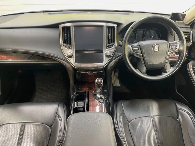 クラウンハイブリッド 2.5 ロイヤルサルーン