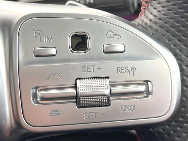 ●ディストロニックプラス:都市、郊外、高速道路などの走行時に、ステレオマルチパーパスカメラとレーダーセンサーにより、前走車を認識して速度に応じた車間距離を維持する次世代のクルコン!