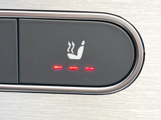 ●フロントシートヒーティング:運転席・助手席共に三段階で調節が可能なシートヒーターを装備しております。季節を問わず快適にご使用いただけます。