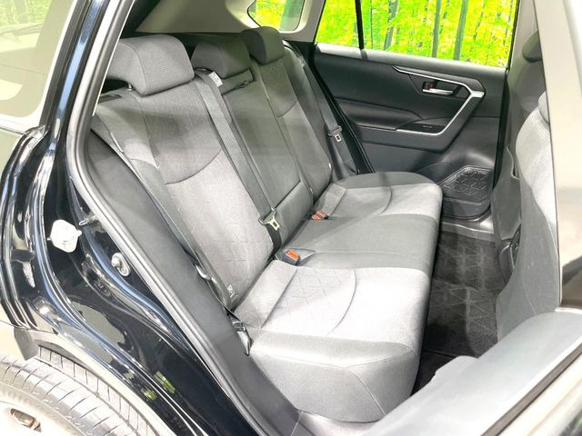 広々とした2列目シートは居住性が高く、居心地も快適!友達や家族とのお出かけにぴったりです。ベビーシートやチャイルドシート使用時も快適にお過ごしいただける十分な空間を確保しています。