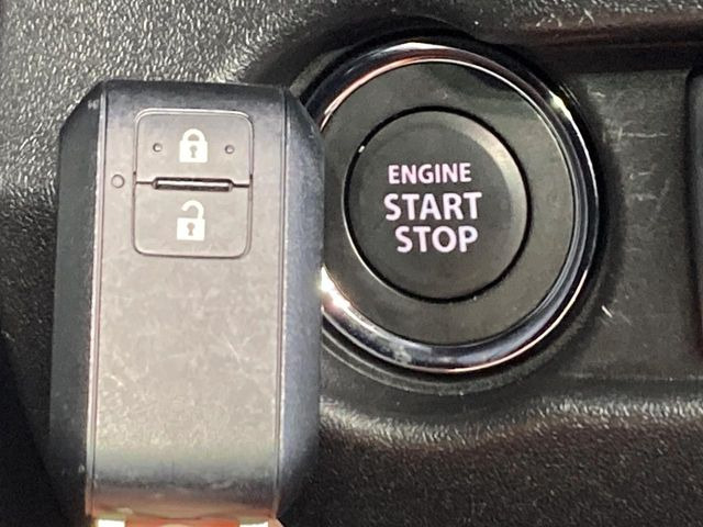 【キーレススタートシステム】カバンやポケットに入れたままでもドアの施錠・解錠が可能なスマートキーを装備。エンジンのオン・オフ時もカギを取り出す必要が無いからとっても便利です♪