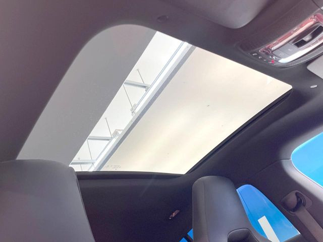 ●サンルーフ:開放感たっぷりの希少装備、サンルーフが装着されています!車内に明かりを取り入れたり景色を楽しむ以外にも、車内の空気も簡単に換気できて快適です!