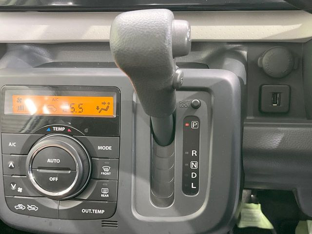 インパネシフトならハンドルからの移動距離が短く操作もスムーズ!また、足元が広くなりすっきりしますので、大柄な方でも快適にお過ごしいただけます。