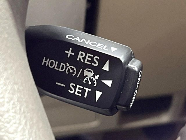 【レーダークルーズコントロール】高速道路での長距離走行が楽に!!自動で速度を保つクルーズコントロールが、衝突軽減システムと連携し、前方の車両を感知して車間を保つように速度調節してくれます!!