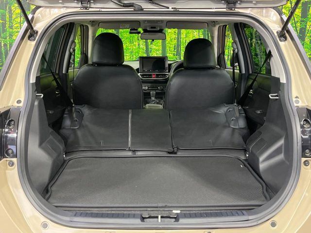 普段のお買い物や通勤、送迎等に十分な荷室スペースを確保しております。セカンドシートを倒すと、大きな荷物の積載も可能です♪