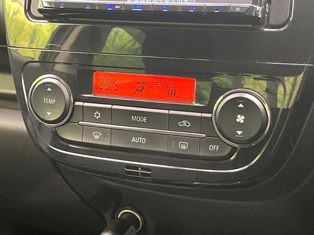 【オートエアコン】一度お好みの温度に設定すれば、車内の温度を検知し風量や温度を自動で調整。暑い&hellip;寒い&hellip;と何度もスイッチ操作をする必要はありません。快適な車内空間には必須の機能ですね♪