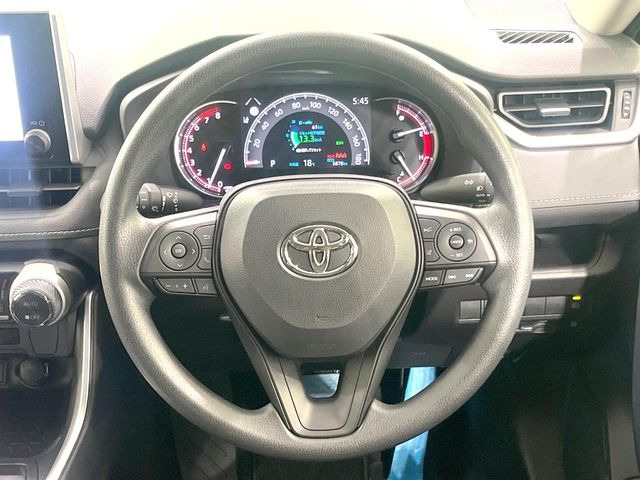 インテリアに合わせたデザインのステアリングは、運転される方のことも考え、運転しやすい形状、大きさです。是非一度、実際に触ってお確かめください。