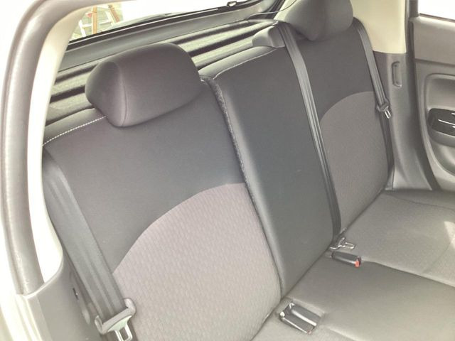 コンパクトカーですが、セカンドシートは十分な広さがあり快適にお乗りいただけます♪シートを倒して大きな荷物を積んだりと、用途の幅が広い1台です。