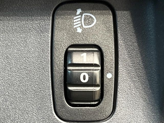 �y�w�b�h���C�g���x���C�U�[�z�ԗ��̎p���ω��ɍ��킹�ăw�b�h���C�g�̏Ǝˊp�𒲐����������܂��B��ԑ��s���ɂ͎��F������ƑΌ��Ԃւ�Ῐf�h�~�ɍv�����܂��B