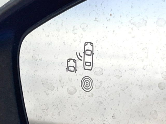 ●ブラインドアシストセンサー:視角からの車を感知し、ドライバーが車線変更を行う際に、警告音と共に注意を促してくれる安全支援機能です!