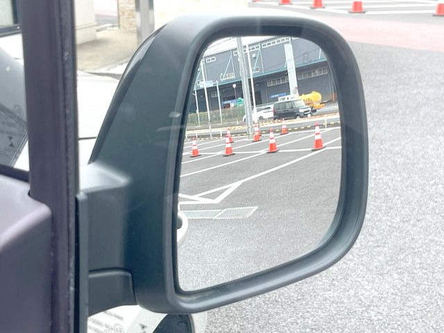 ���u���C���h�A�V�X�g�Z���T�[:���p����̎Ԃ����m���A�h���C�o�[���Ԑ��ύX���s���ۂɁA�x�����Ƌ��ɒ��ӂ𑣂��Ă������S�x���@�\�ł�!