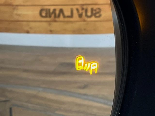 【ブラインドスポットモニター】走行中、ドアミラーの死角になりやすい箇所に後続車が接近するとサイドミラーのレンズに警告を表示!ドライバーに注意喚起をしてくれます。