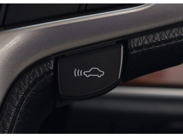 �Փˉ���x���^�v���N���b�V���Z�[�t�e�B�V�X�e�� �O���ɏo��������Q���ɑ΂��x��𔭂��A�h���C�o�[�Ɍx���B�����Ƀu���[�L�A�V�X�g�ɂ��Փˉ���Ƒ��x���y�����܂��B