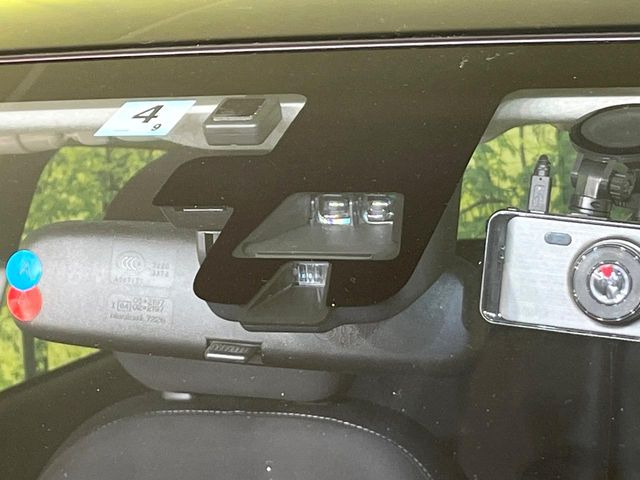【三菱e-Assist】走行中に前方の車両等を認識し、衝突しそうな時は警報とブレーキで衝突回避と被害軽減をアシスト。より安全にドライブをお楽しみいただけます。