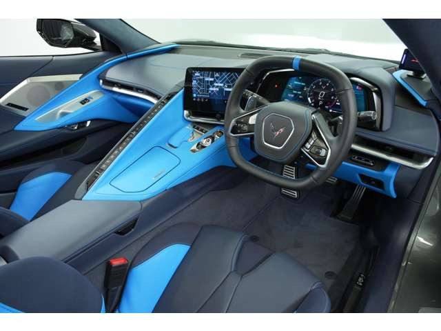 オシャレ且つスポーツ感を感じる内装。走りも楽しみつつ、内装の上品さも味わえます。