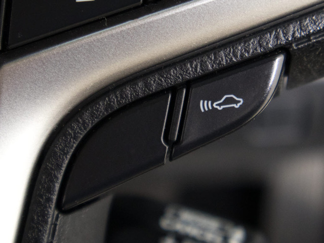 衝突回避支援型プリクラッシュセーフティシステム 前方に出現した障害物に対し警報を発し、ドライバーに警告。同時にブレーキアシストにより衝突回避と速度を軽減します。