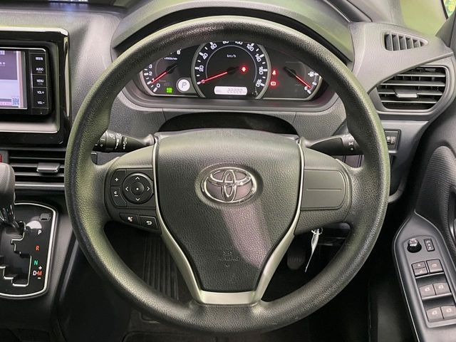 �C���e���A�ɍ��킹���f�U�C���̃X�e�A�����O�́A�^�]�������̂��Ƃ��l���A�^�]���₷���`��A�傫���ł��B�����x�A���ۂɐG���Ă��m���߂��������B