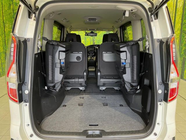 ���i�̂���������ʋ΁A���}���ɏ\���ȉ׎��X�y�[�X���m�ۂ��Ă���܂��B�Z�J���h�V�[�g��|���ƁA�傫�ȉו��̐ύڂ��\�ł���