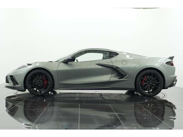 横から見ても惚れ惚れする流線美。走らずとも見ただけで速さを感じる車両は唯一無二です。