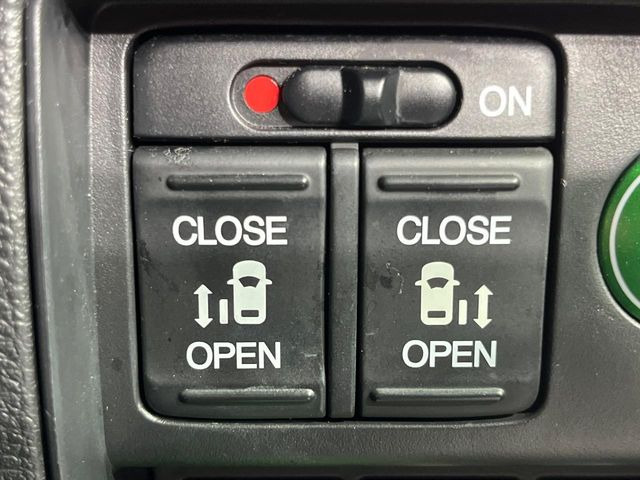 �y�����p���[�X���C�h�h�A�z�X�}�[�g�L�[��^�]�Ȃ̃X�C�b�`�Ō�ȗ����X���C�h�h�A�̊J���\���d��������͂����ăh�A���J����K�v�������A�����Ȃ��q�l�ł��ȒP�ɊJ���߂ł����K�ł���