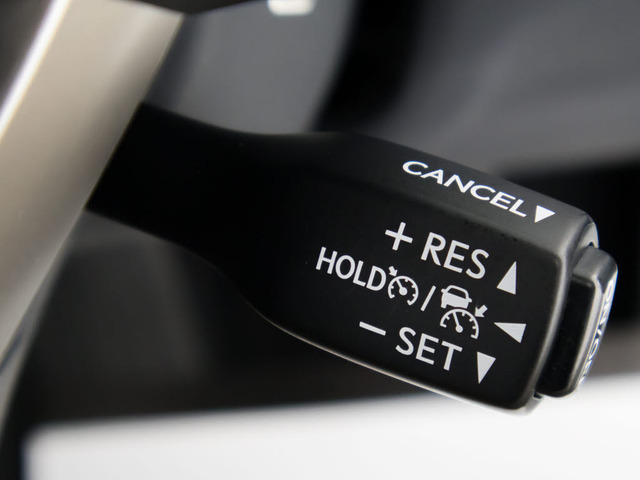 レーダークルーズコントロール  ミリ波レーダーと単眼カメラで先行車を認識し、車速に応じた車間距離を保ちながら追従走行を支援します。