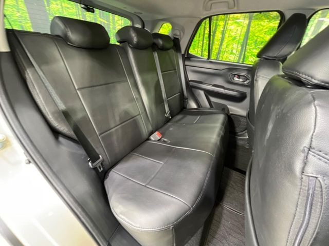 後部座席も気になるようなキズ・汚れやへたり等、大きなダメージはなく、良好な状態です。