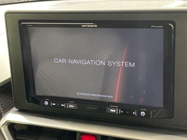 【大画面ナビ】人気の大型9インチナビを装備。存在感のある大画面はインパクト大!ナビ利用時のマップ表示は見やすく、テレビやDVDは臨場感がアップ!いつものドライブがグッと楽しくなります♪