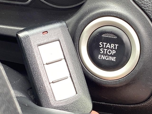 【オペレーションキー】カバンやポケットに入れたままでもドアの施錠・解錠が可能なスマートキーを装備。エンジンのオン・オフ時もカギを取り出す必要が無いからとっても便利です♪