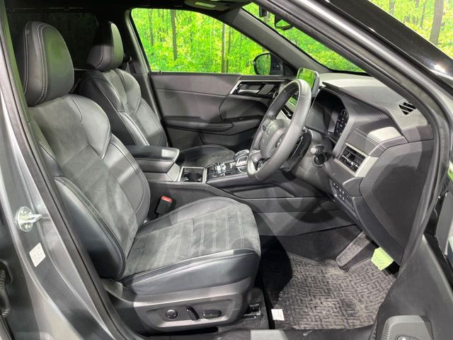 【ハーフレザーシート】高級感と座り心地を両立した人気のシート♪背面・座面はスエード調となっており、肌触りや滑りにくさに優れています。気温や服装に左右されず快適にお乗りいただけます。