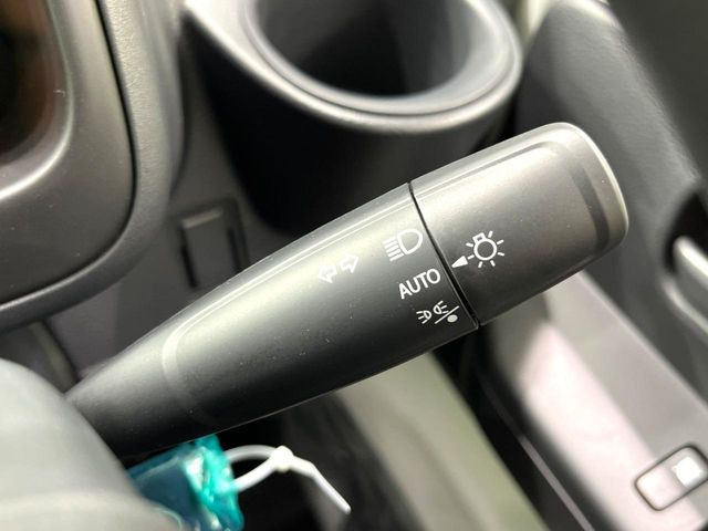 【オートライト】周りの明るさに応じて自動でヘッドライトの点灯・消灯ができる機能です!ライトの付け忘れ・消し忘れなどが無くなり、雨の日や夕方の走行も安心!トンネル通過時も便利ですね♪