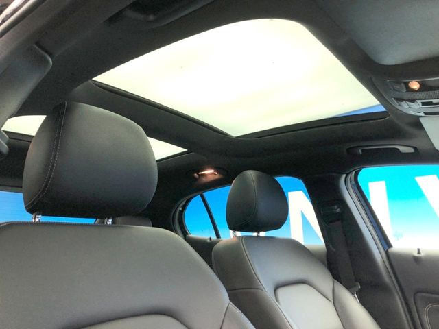 ●パノラミックスライディングルーフ::大迫力のパノラマルーフは、後部座席にまで続いており、開放的な空間をお楽しみいただけます。