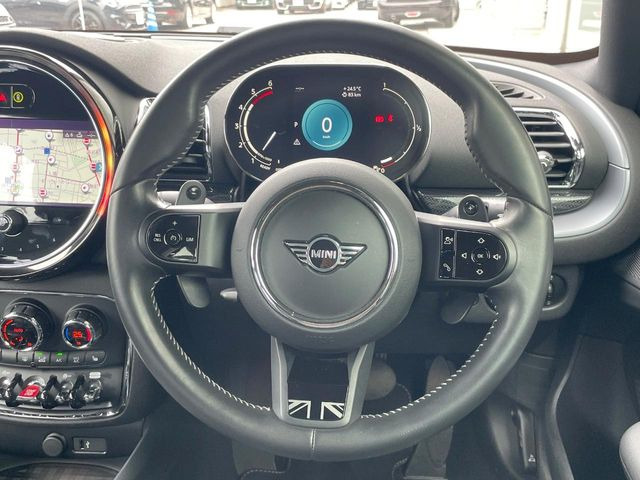 ���}���`�t�@���N�V�����X�e�A�����O:�n���h���̍��E�̃{�^���ŃI�[�f�B�I�̑I���≹�ʂ̒��߂��\�ł��B�n���h�����������������ł���̂ň��S�ł��ˁ�