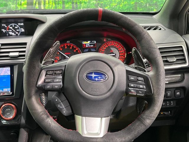 �C���e���A�ɍ��킹���f�U�C���̃X�e�A�����O�́A�^�]�������̂��Ƃ��l���A�^�]���₷���`��A�傫���ł��B�����x�A���ۂɐG���Ă��m���߂��������B