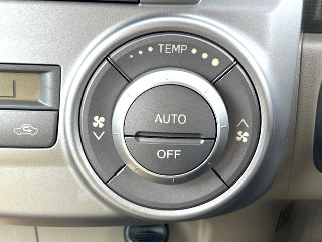 【オートエアコン】一度お好みの温度に設定すれば、車内の温度を検知し風量や温度を自動で調整。暑い&hellip;寒い&hellip;と何度もスイッチ操作をする必要はありません。快適な車内空間には必須の機能ですね♪