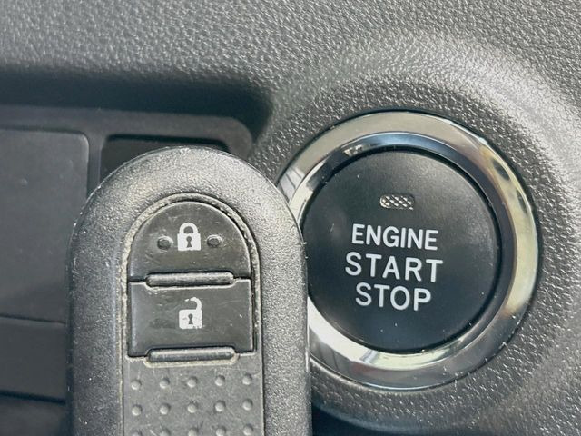 【キーフリーシステム】カバンやポケットに入れたままでもドアの施錠・解錠が可能なスマートキーを装備。エンジンのオン・オフ時もカギを取り出す必要が無いからとっても便利です♪