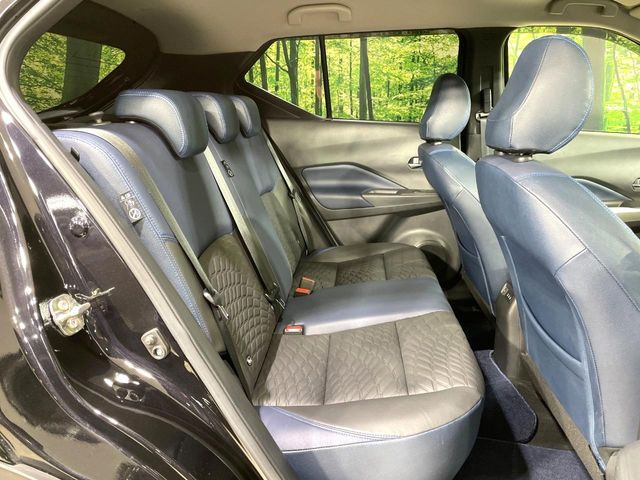 後部座席も気になるようなキズ・汚れやへたり等、大きなダメージはなく、良好な状態です。