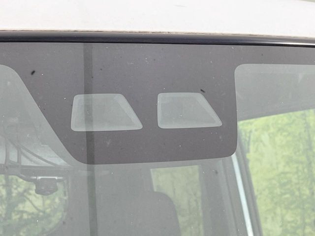 【スマートアシスト】走行中に前方の車両等を認識し、衝突しそうな時は警報とブレーキで衝突回避と被害軽減をアシスト。より安全にドライブをお楽しみいただけます。