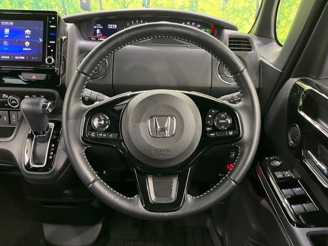 �C���e���A�ɍ��킹���f�U�C���̃X�e�A�����O�́A�^�]�������̂��Ƃ��l���A�^�]���₷���`��A�傫���ł��B�����x�A���ۂɐG���Ă��m���߂��������B